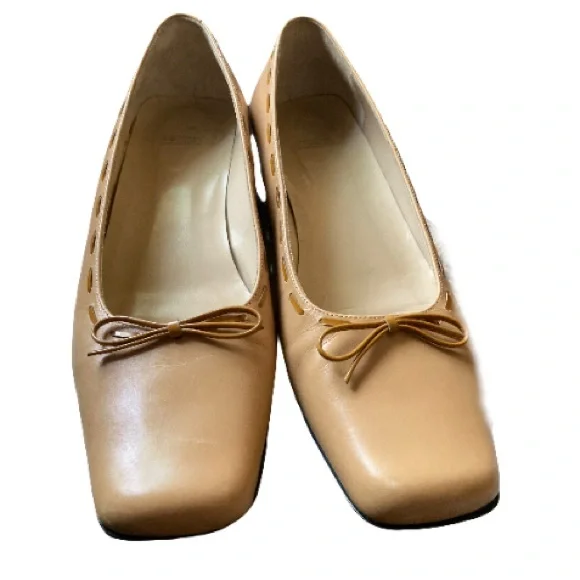Coach Women Vtg tan smooth leather square toe dress shoes with bow size 8.5 - Picture 4 of 11